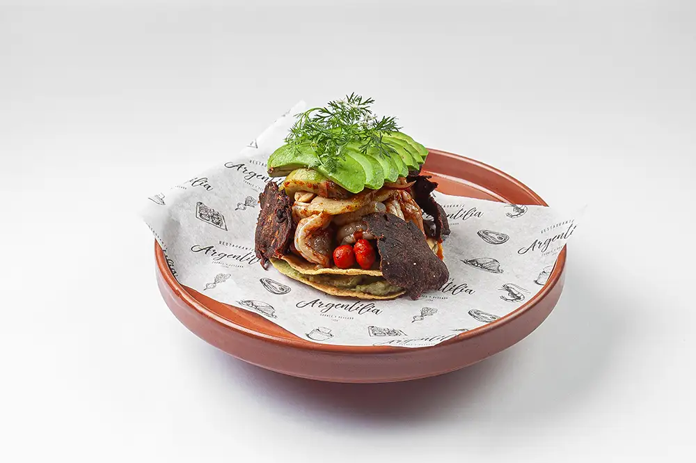 Tostada de aguachile de camarón en salsa morita con cacahuate