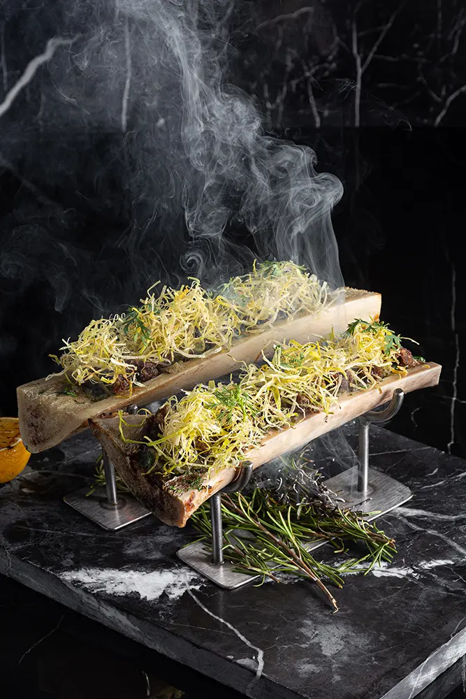 Tuétanos con chicarrón de Rib Eye y gremolata de limón con hierbas